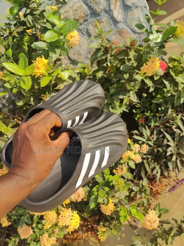 Black Crocs · Photo 1