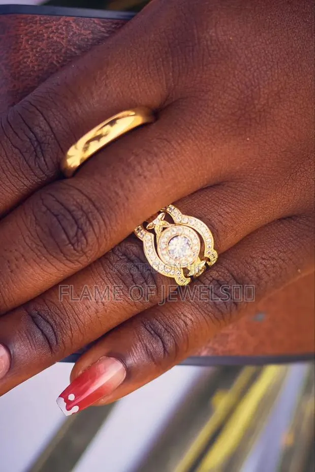 Coiled Gold Set Wedding Rings · Photo 1
