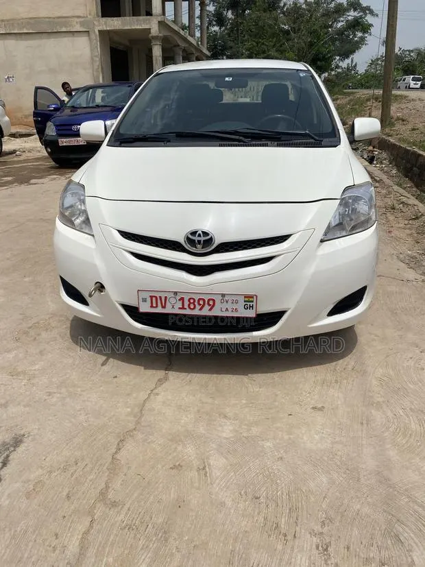 Toyota Belta 2010 White · Photo 1