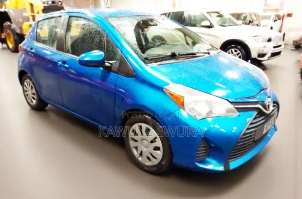 Toyota Yaris SE Hatchback 5dr 2017 Blue · Photo 2