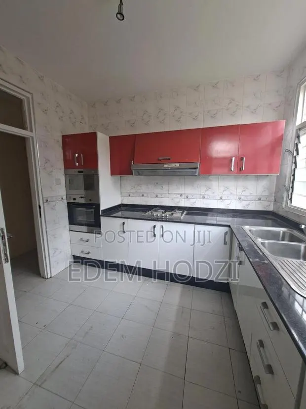 3bdrm Block of Flats in 2B Court 5, Housing Down for sale · Photo 1