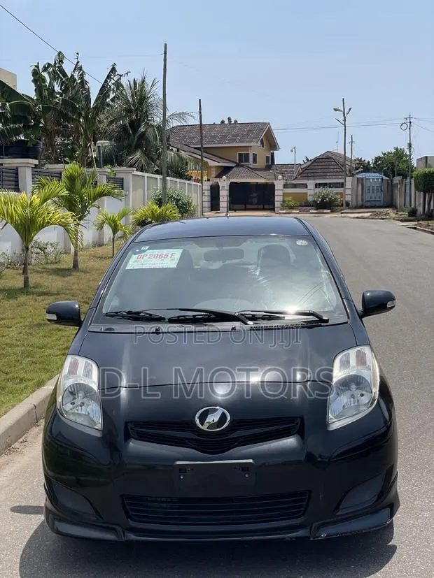 Toyota Vitz 1.5 FWD 5dr 2010 Black · Photo 1