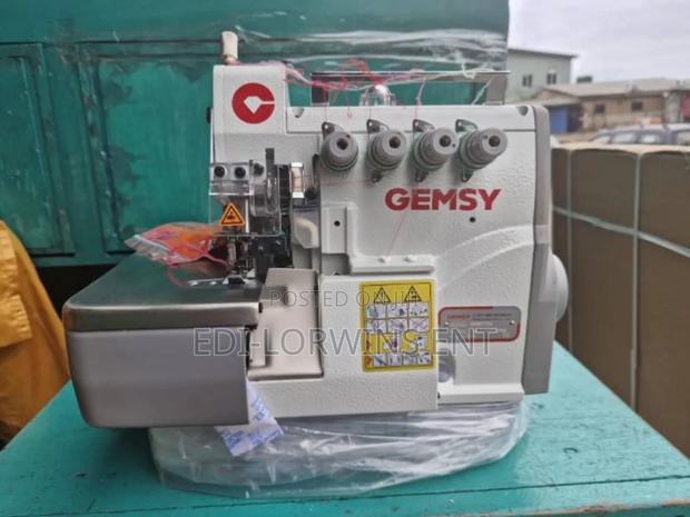 Gemsy 4thread Knitting Machine · Photo 1