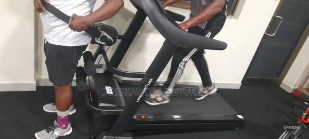 Q6 Automatic Incline Treadmill 4hp · Photo 2