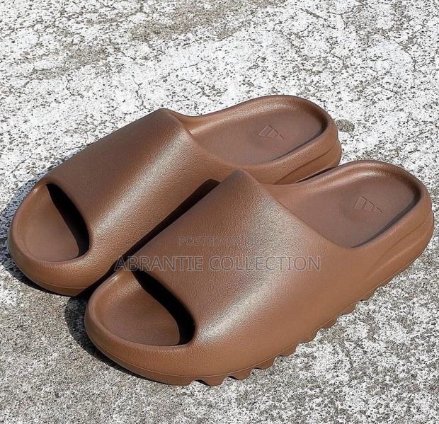 Adidas Yeezy Slides · Photo 3