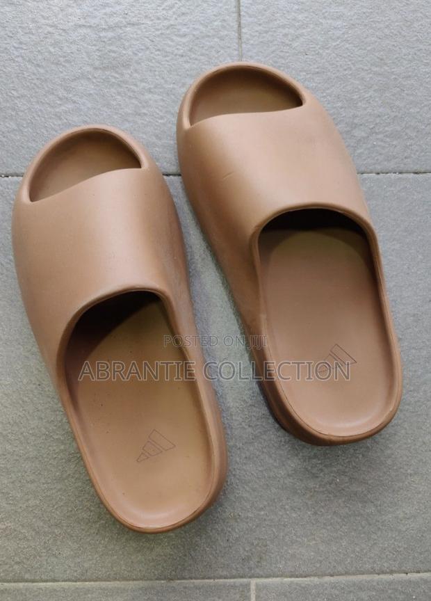 Adidas Yeezy Slides · Photo 4