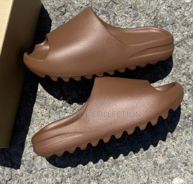Adidas Yeezy Slides · Photo 2