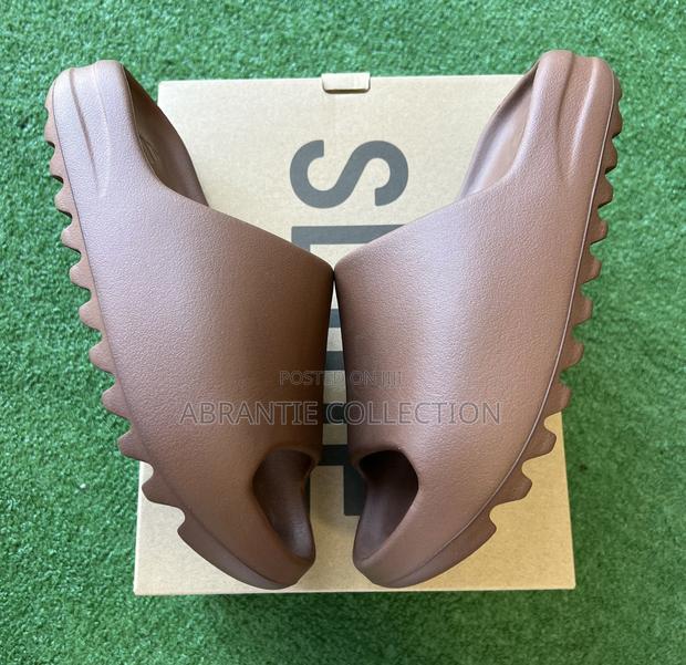 Adidas Yeezy Slides · Photo 1
