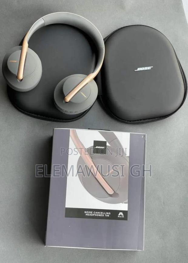 Bose 700 Wireless Headset With Case ( Noise Cancelation ) · Photo 3