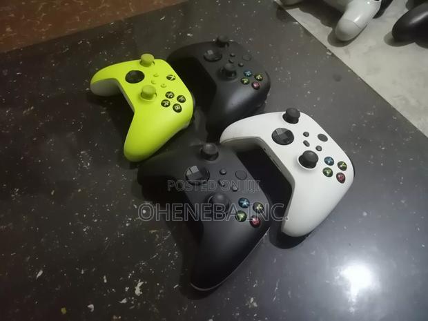 Xbox Series S Original Wireless Controllers · Photo 2