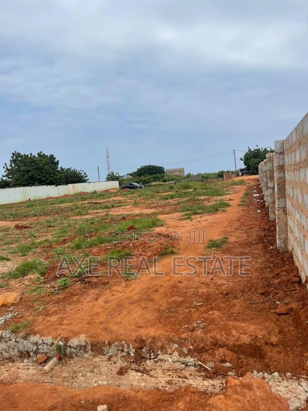 Get Half Plot // Developed Location - Tema Community 25 · Photo 1