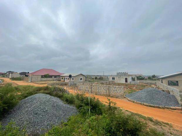 Get Half Plot // Developed Location - Tema Community 25 · Photo 2