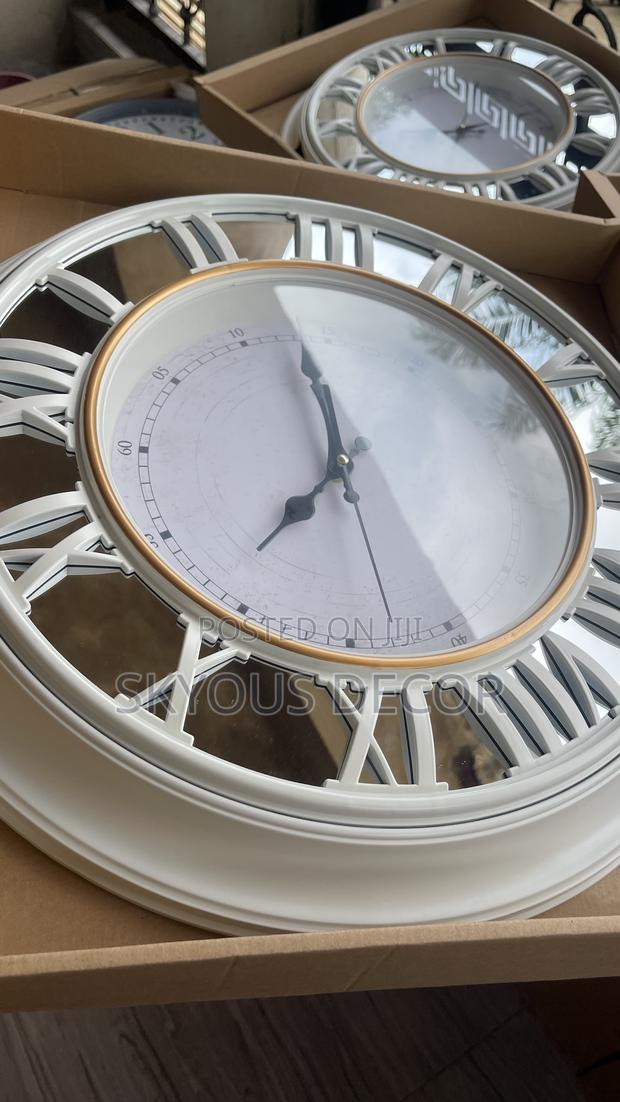 Clock Available · Photo 2
