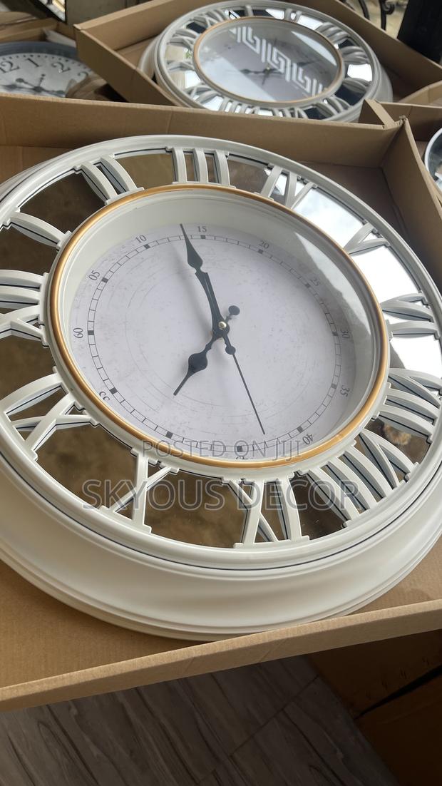 Clock Available · Photo 3