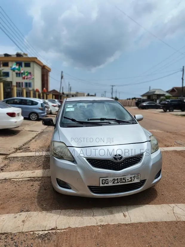 Toyota Yaris 2010 Silver · Photo 1