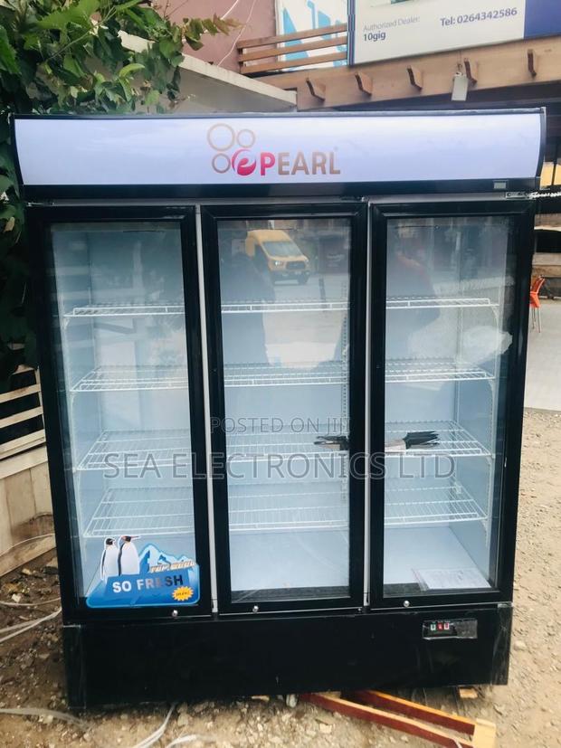 3 Doors Display Fridge Pearl · Photo 1