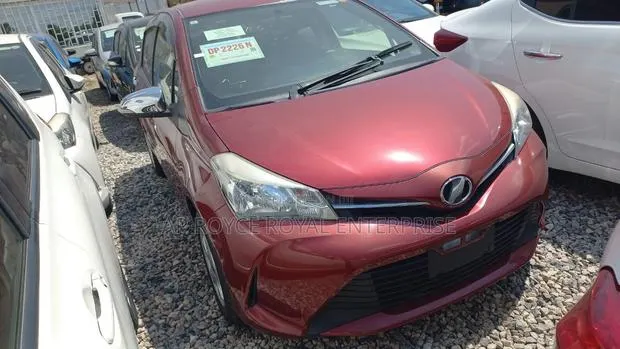 Toyota Vitz 1.3 FWD 3dr 2015 Burgundy · Photo 1