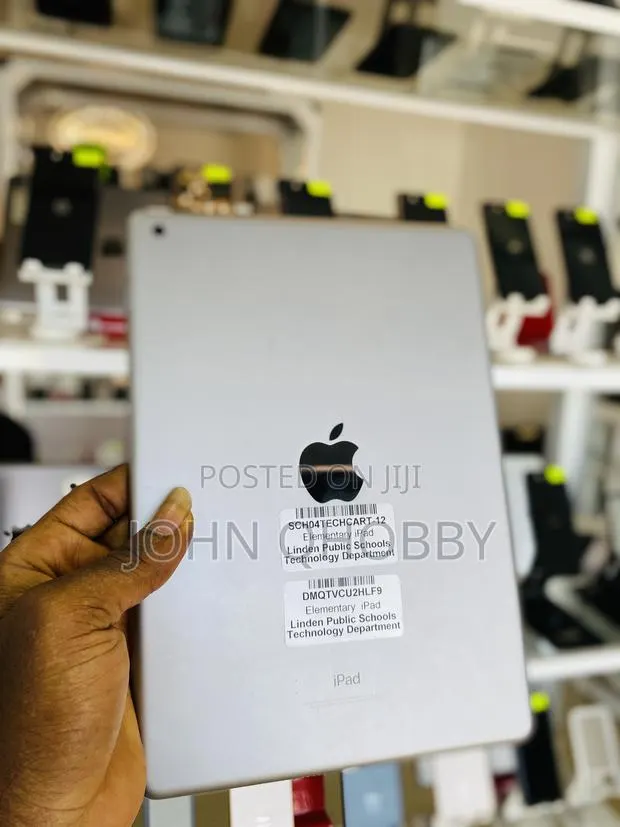 Apple iPad 9.7 32 GB Gray · Photo 1