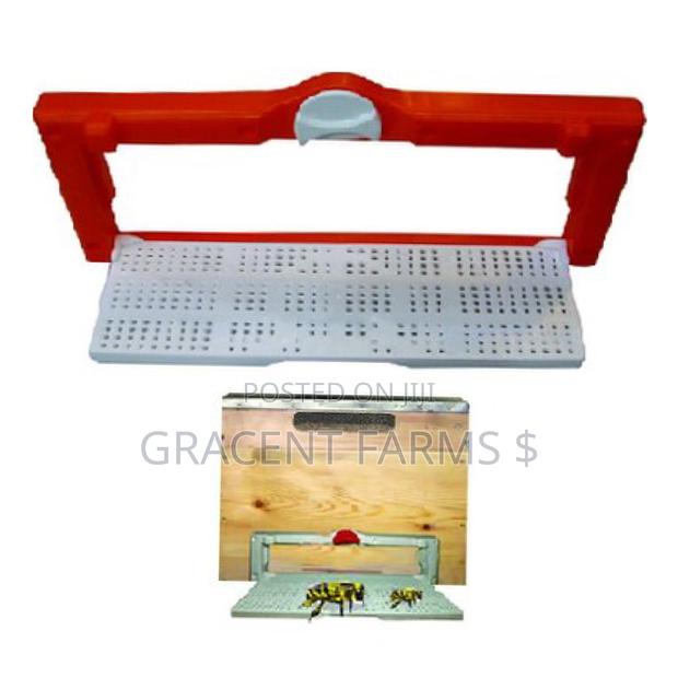 Bee Flight Board With Adjustable Bee Entry/Exit Control · Photo 1