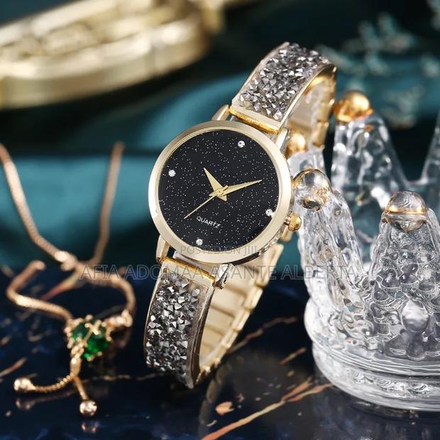 High Quality Rhinestone Wrist Watch · Photo 1