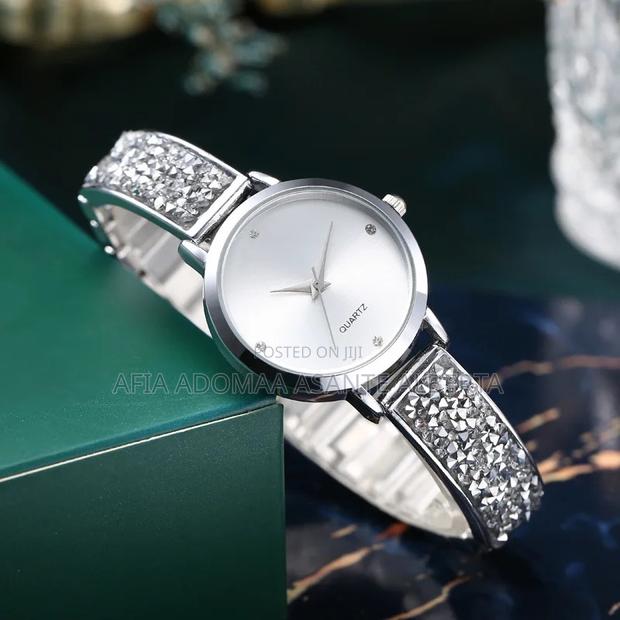 High Quality Rhinestone Wrist Watch · Photo 3