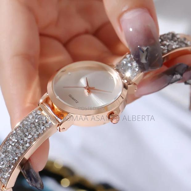 High Quality Rhinestone Wrist Watch · Photo 4
