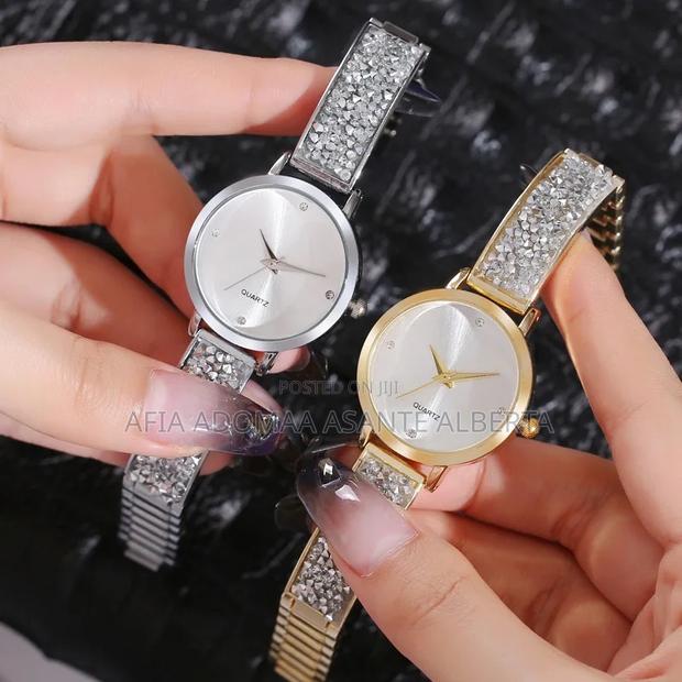 High Quality Rhinestone Wrist Watch · Photo 8
