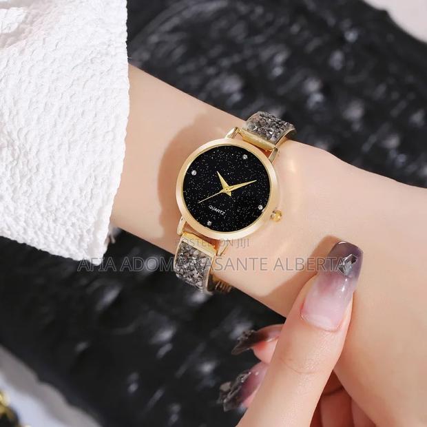 High Quality Rhinestone Wrist Watch · Photo 5