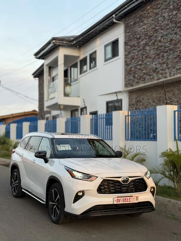 Toyota Highlander XLE AWD 2023 White · Photo 1