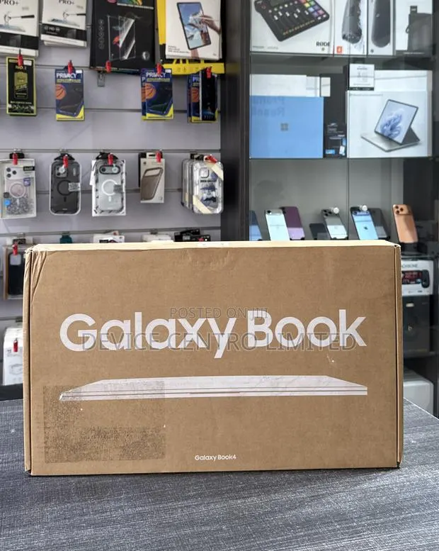 New Laptop Samsung Galaxy Book4 16GB Intel Core 7 SSD 512GB · Photo 1