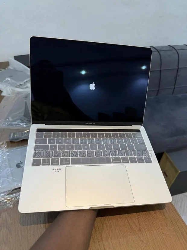 Laptop Apple MacBook Pro 2017 8GB Intel Core i5 SSD 256GB · Photo 1