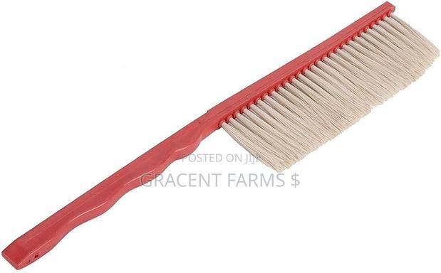 Horsehair Bee Brush With Plastic Handle · Photo 3
