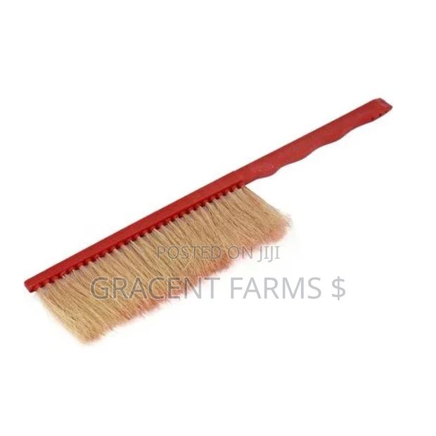 Horsehair Bee Brush With Plastic Handle · Photo 1