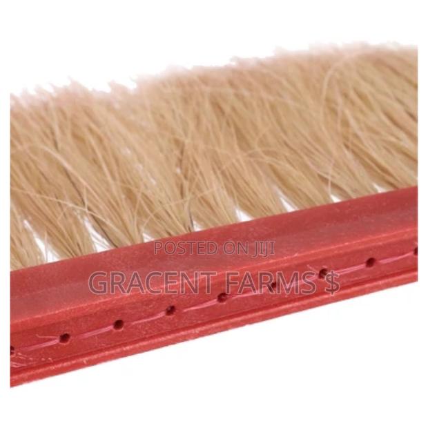 Horsehair Bee Brush With Plastic Handle · Photo 2