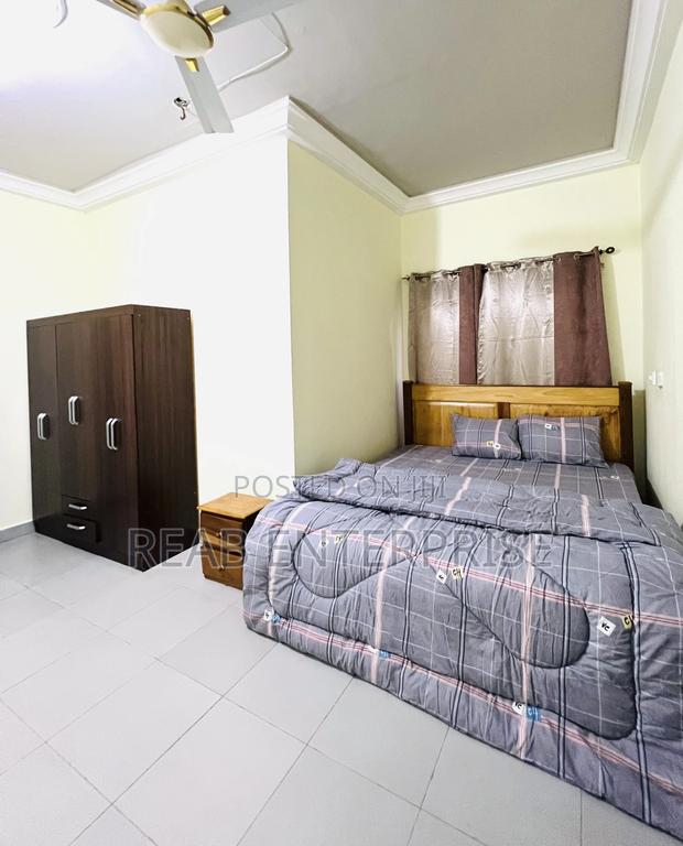 En-Suite Fully Furnished One Bedroom in the Box House · Photo 2