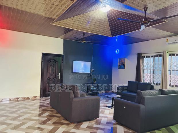 En-Suite Fully Furnished One Bedroom in the Box House · Photo 3
