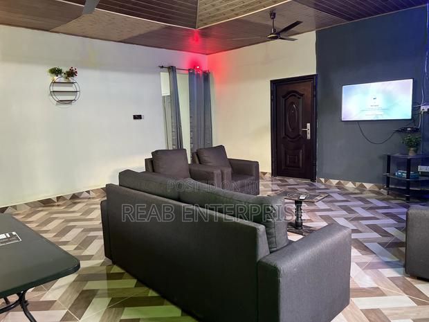 En-Suite Fully Furnished One Bedroom in the Box House · Photo 4