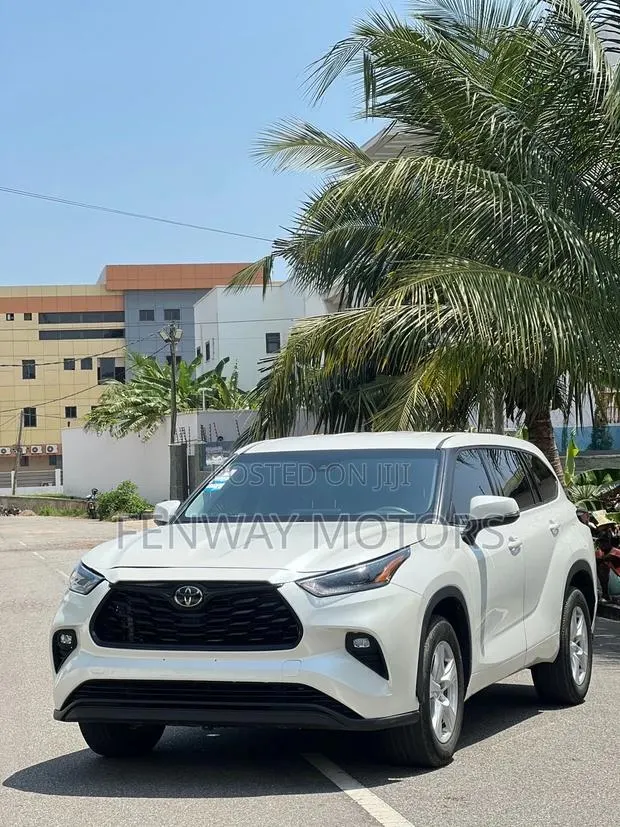 Toyota Highlander LE 2021 White · Photo 1