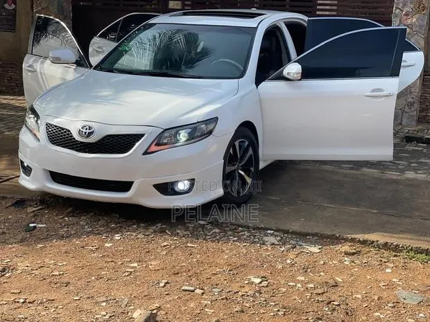 Toyota Camry 2012 White · Photo 1