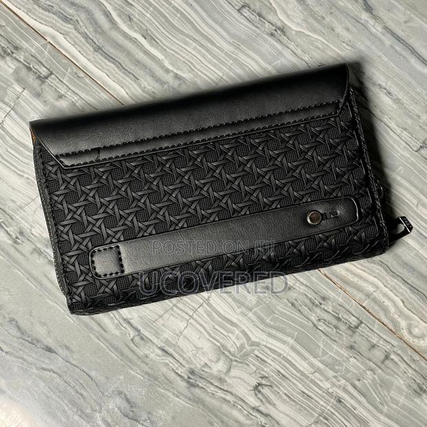 Jeep Genuine Leather Pouch · Photo 4