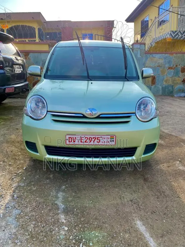 Toyota Sienta 2012 Green · Photo 1