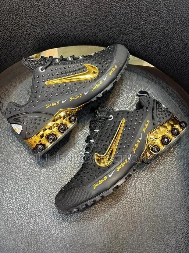 Nike Air SNDR Metalic Gold and Black · Photo 1