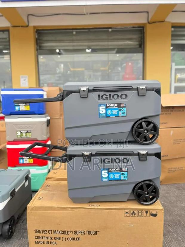 Igloo 90quart Roller Ice Chest · Photo 5