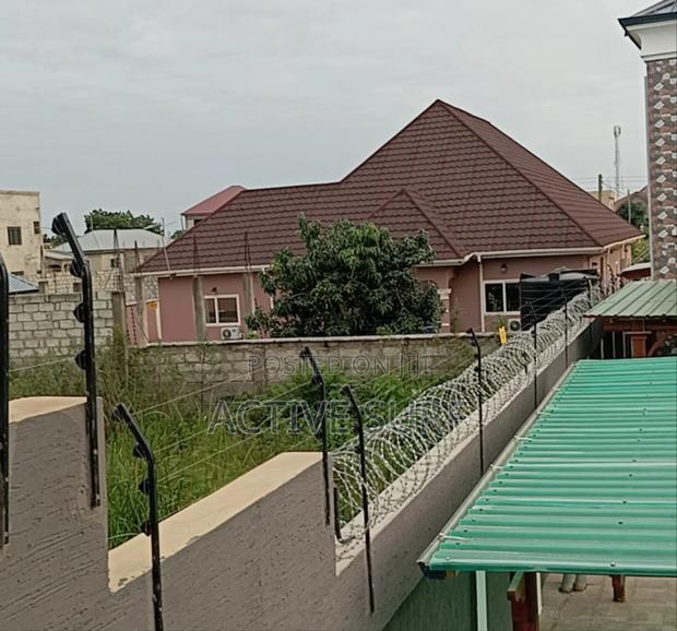 Maximum Security Electric Perimeter Fencing With Razor · Photo 3