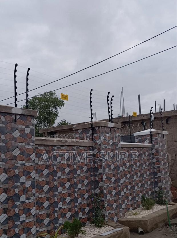 Maximum Security Electric Perimeter Fencing With Razor · Photo 6