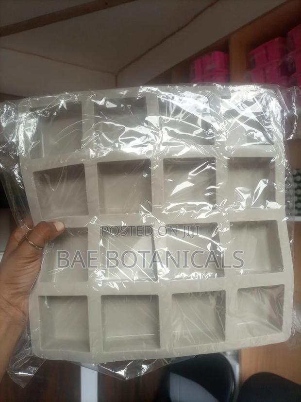 (16 Bar Capacity) Square Sillicone Soap Mold · Photo 1