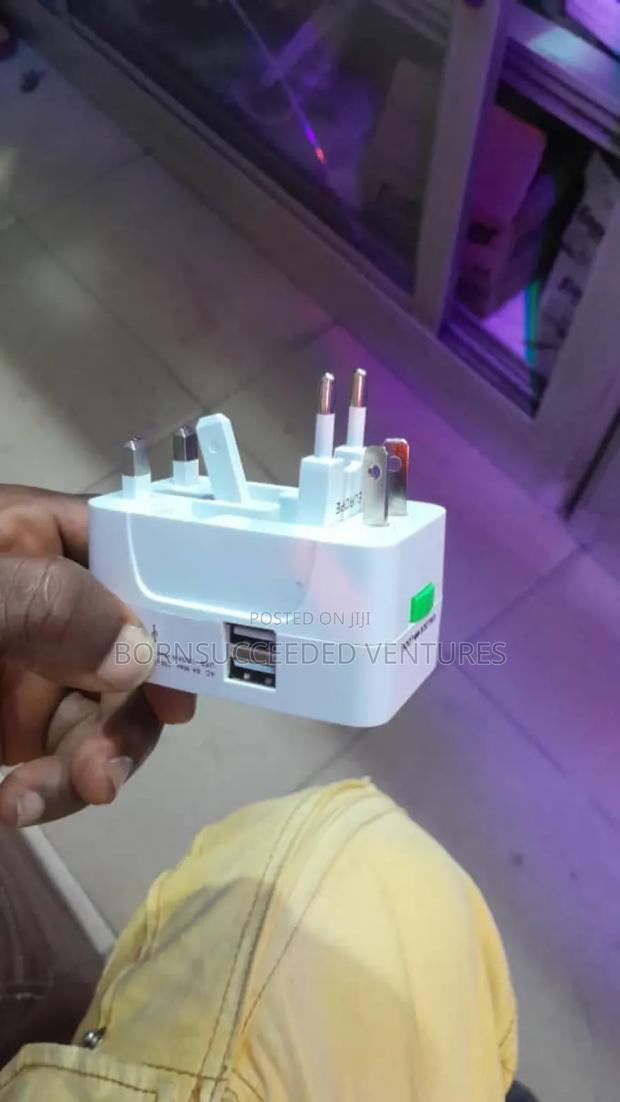 Universal Travel Adapter With Usb Slot · Photo 1