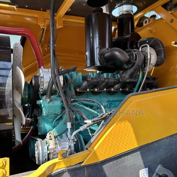 Excavator Loader (L956F) · Photo 8