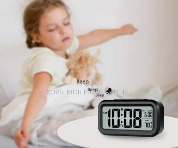 Digital Desktop Alarm Clock · Photo 2