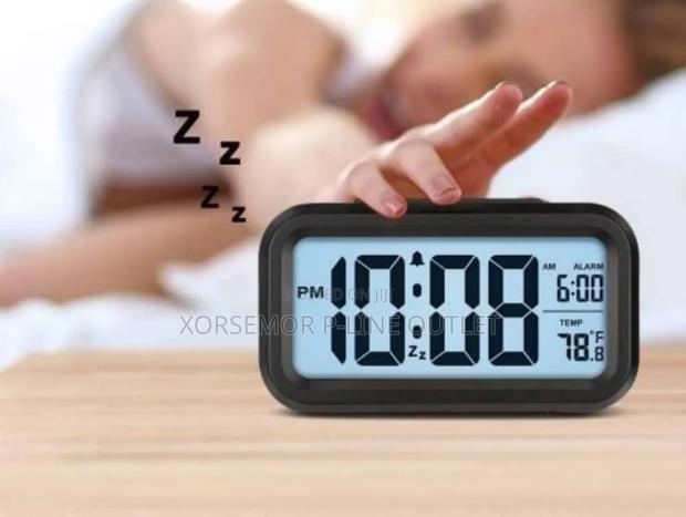 Digital Desktop Alarm Clock · Photo 1